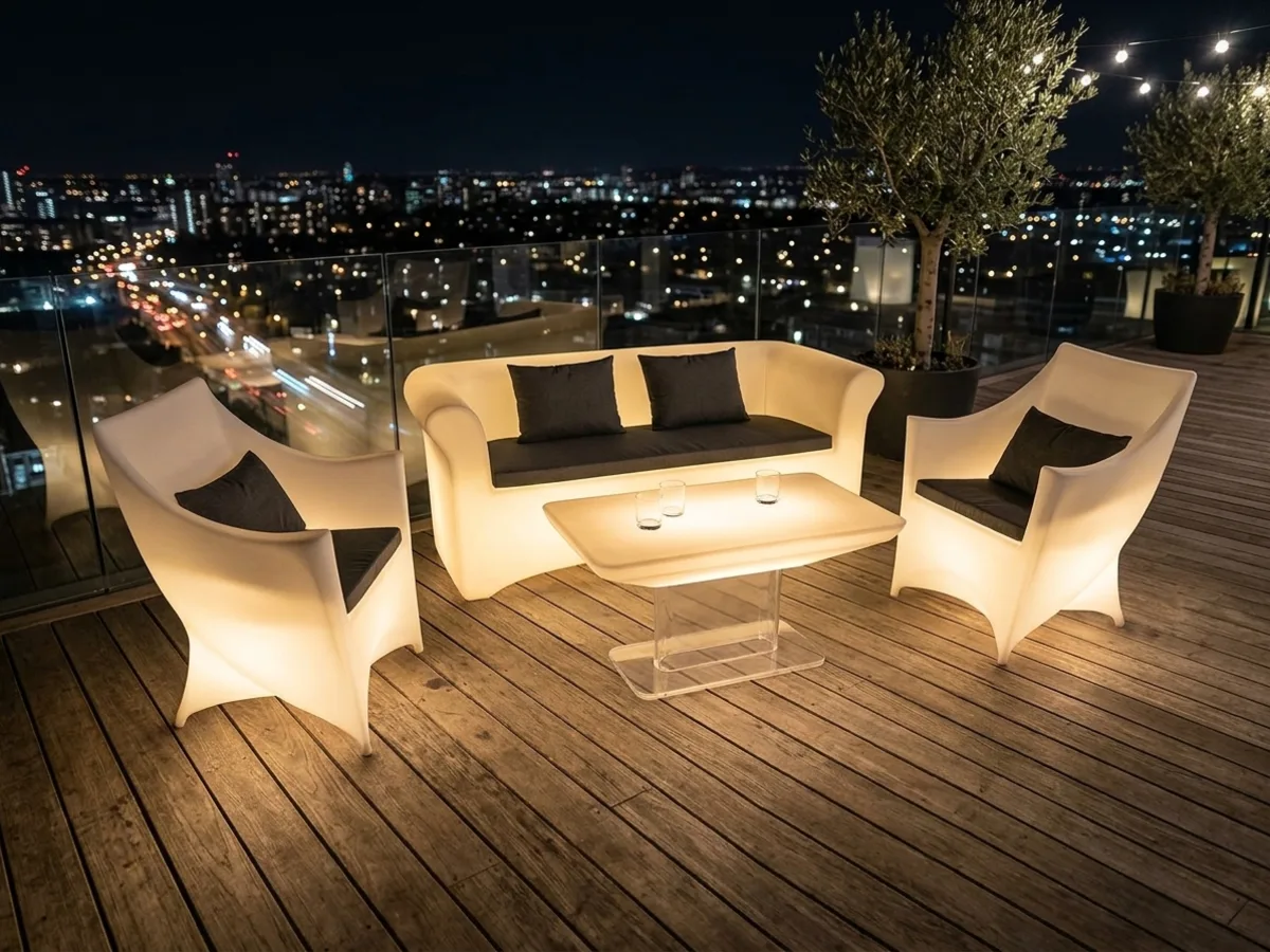 LED VIP-lounge: 177 cm-es párnás kanapé + 2 magas háttámlás fotel + 160 cm-es nagyasztal — hangulatkép